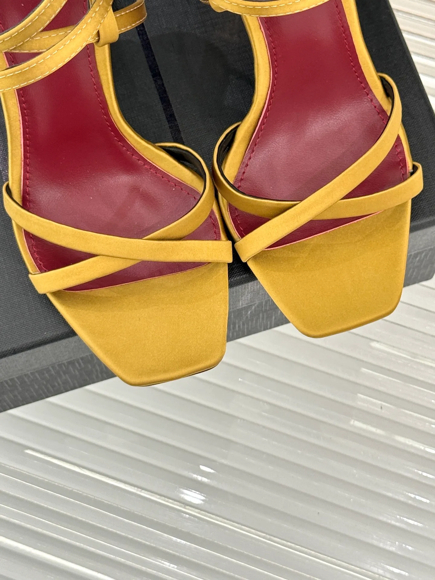 👟👟Ex-factory price 600👟👟 Saint Lauren*YSL Saint Laurent classic spring and summer letter heel cross-strap high-heeled sandals. High-heeled shoes that are suitable for both men and women. I love them. They are indeed the brand that understands women best. They are sold out as soon as they are new‼ ️ Especially the side lines are designed to be smooth, natural and slimming, making the whole pair of shoes layered and feminine. No matter what your usual style is, you must try it! The upper is made of imported cow patent leather, the lining is mixed sheepskin, and the Italian genuine leather outsole Heel height: 10.5cm Size: 35-39 (34/40/41 customized)